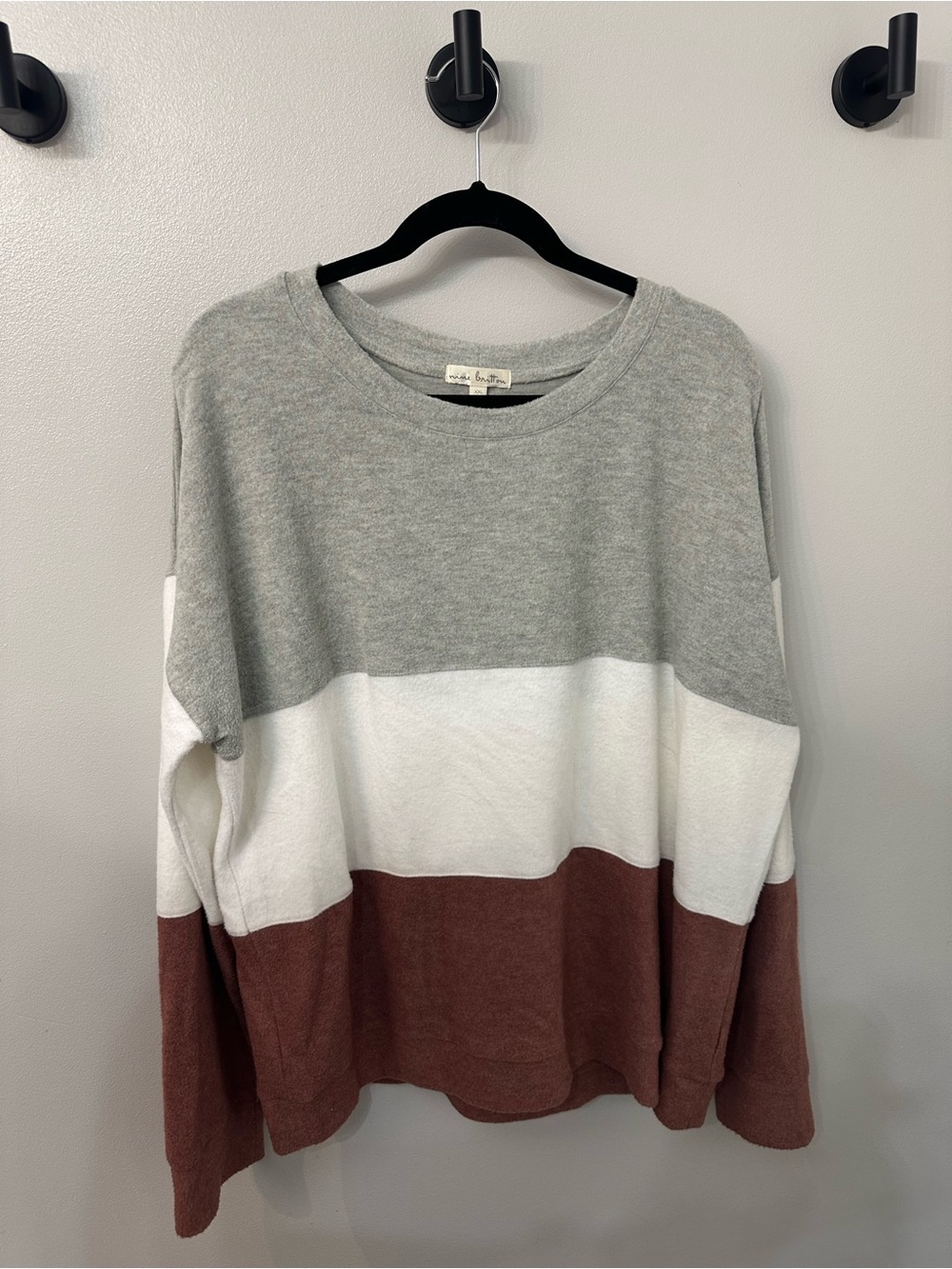 nine britton Colorblock Crewneck Sweater in Gray, White & Brown